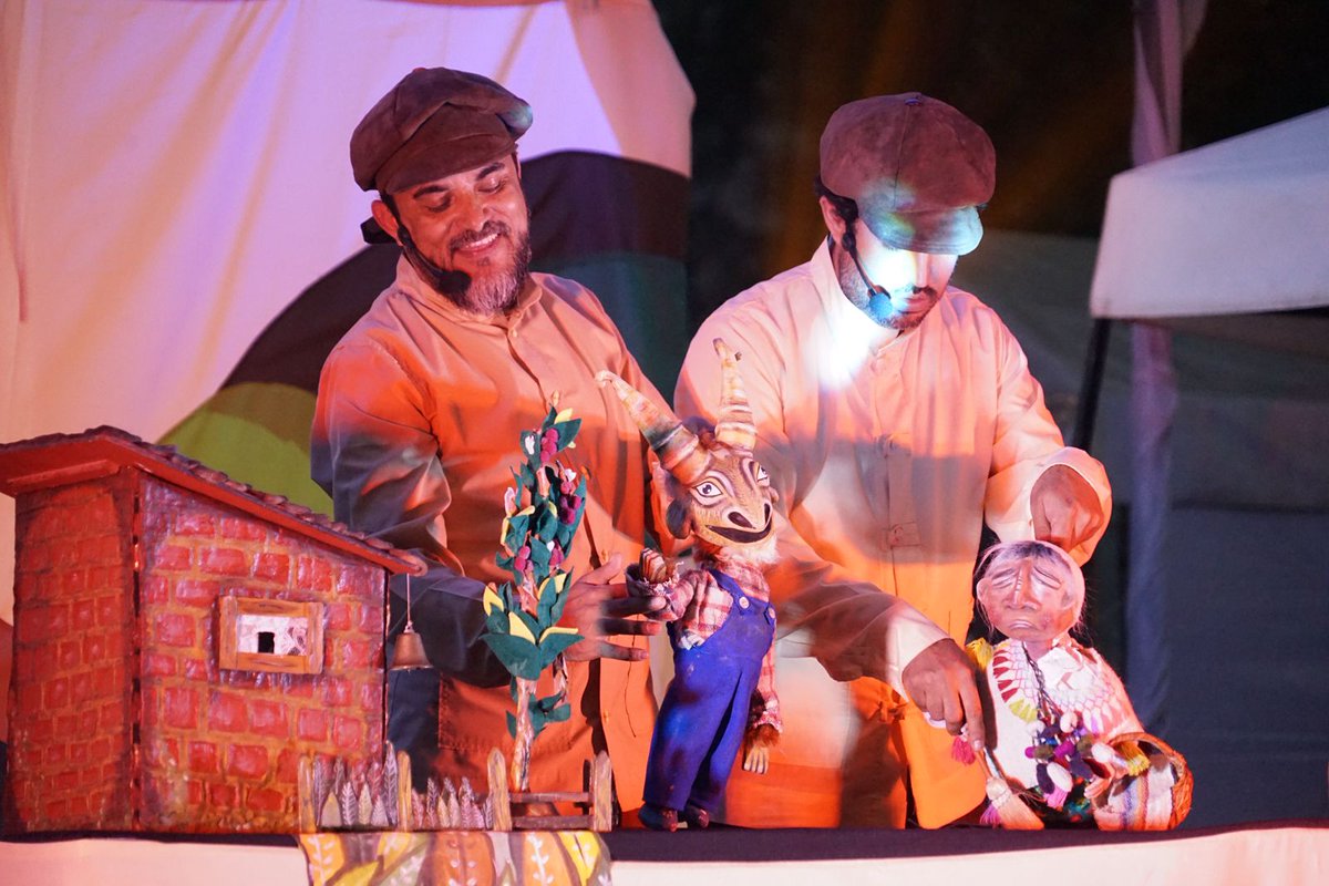 SECVERoficial's tweet image. Cerramos la noche con broche de oro en el Festival Cultural del Café 🥳 junto a los Toros de Almolonga y la Original Banda Latina 🎶☕✨.

Por la tarde disfrutamos de Merequetengue Teatro, un bello recital de arpas y la energía de Manguito con Chile 🎉.

#VeracruzEstáDeModa ❤️