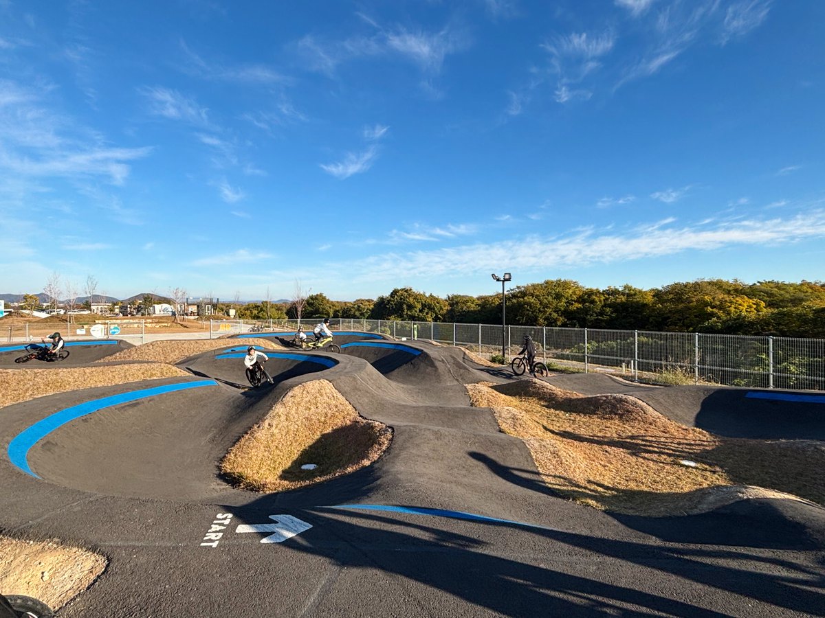 norawann's tweet photo. 各務原まできたので、わたしのPARKでパンプトラックの練習も〜ここも賑わってるなぁ
キッズやDJバイクに混じっておじさんも頑張ってみるもプッシュにすぐ消耗して力尽きる、、😂
#Kakamigahara #わたしのPARK #surly #karatemonkey https://t.co/4YdxVwWPQL