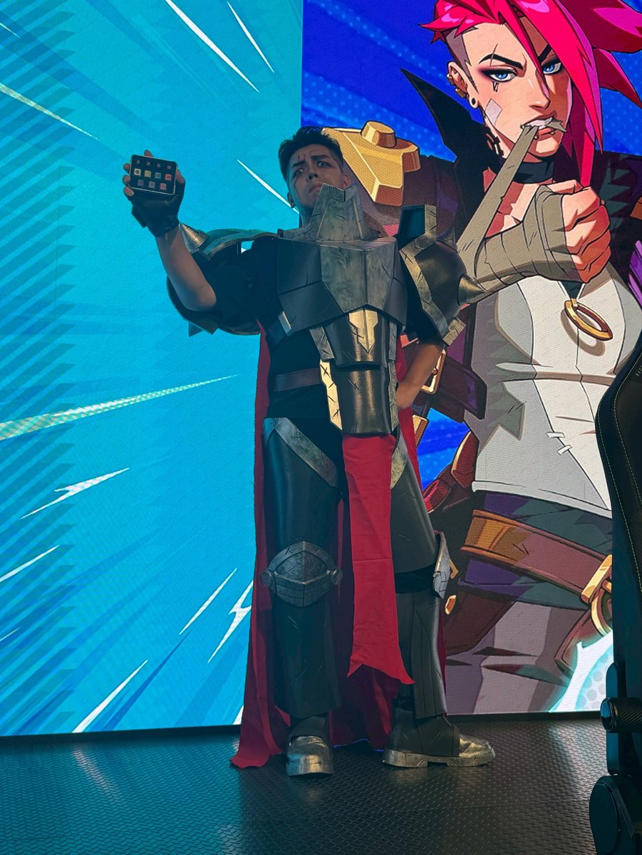 本日2XKO JAPAN KNOCKOUTにダリウスで応援に来てます！

残すところあと2試合！！
ファイナルを見逃すなー！！

これはラッキーさんが当たるキーキャップを
みせるダリウスさんw
#2XKO #JPKO  #JAPANKNOCKOUT  #ダリウス　#Darius