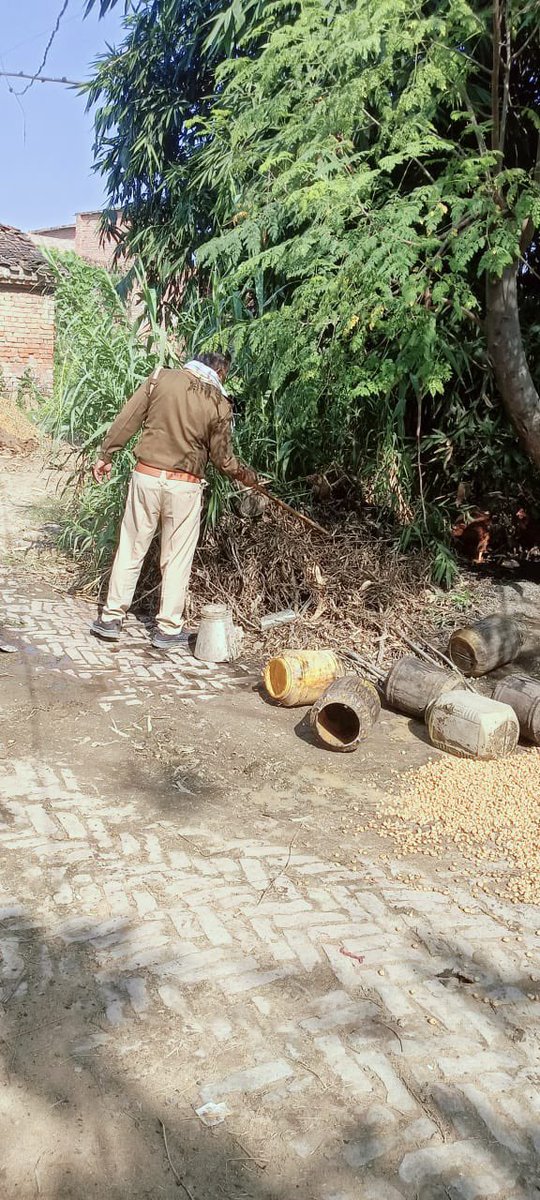 upexcise's tweet image. ▪️प्रयागराज-आबकारी टीम ने थाना करछना क्षेत्र के ग्राम कैथी तथा थाना नैनी अंतर्गत माधोका मोहब्बत गंज में दबिश दी।
▪️35लीटर अवैध कच्ची शराब बरामद की गई। 
▪️200 किलोग्राम लहन मौके पर किया। @UPGovt @nitinagarwal_n
@ChiefSecyUP @UPCane @InfoDeptUP @Uppolice @DM_PRAYAGRAJ