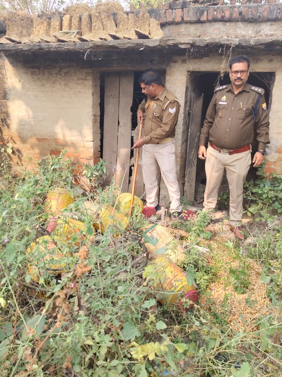 upexcise's tweet image. ▪️प्रयागराज-आबकारी टीम ने थाना करछना क्षेत्र के ग्राम कैथी तथा थाना नैनी अंतर्गत माधोका मोहब्बत गंज में दबिश दी।
▪️35लीटर अवैध कच्ची शराब बरामद की गई। 
▪️200 किलोग्राम लहन मौके पर किया। @UPGovt @nitinagarwal_n
@ChiefSecyUP @UPCane @InfoDeptUP @Uppolice @DM_PRAYAGRAJ