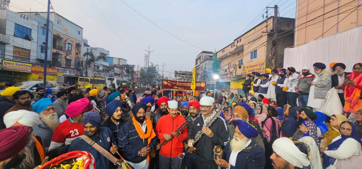 JeetuYadavOnlin's tweet image. सिख पंथ के नवम गुरु, सत्य और त्याग की महान परंपरा के प्रतीक श्री गुरु तेग बहादुर जी महाराज के 350वें प्रकाश शताब्दी दिवस पर निकाली गई पावन प्रभात फेरी में आदरणीय दादा दयालु श्री रमेश मेंदोला जी के साथ शामिल होने का अवसर मिला।