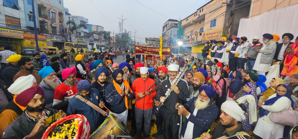 JeetuYadavOnlin's tweet image. सिख पंथ के नवम गुरु, सत्य और त्याग की महान परंपरा के प्रतीक श्री गुरु तेग बहादुर जी महाराज के 350वें प्रकाश शताब्दी दिवस पर निकाली गई पावन प्रभात फेरी में आदरणीय दादा दयालु श्री रमेश मेंदोला जी के साथ शामिल होने का अवसर मिला।