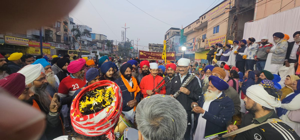 JeetuYadavOnlin's tweet image. सिख पंथ के नवम गुरु, सत्य और त्याग की महान परंपरा के प्रतीक श्री गुरु तेग बहादुर जी महाराज के 350वें प्रकाश शताब्दी दिवस पर निकाली गई पावन प्रभात फेरी में आदरणीय दादा दयालु श्री रमेश मेंदोला जी के साथ शामिल होने का अवसर मिला।