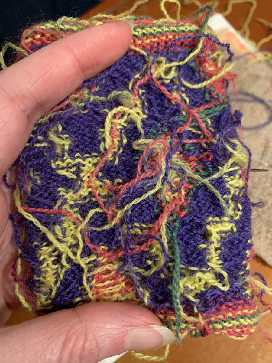 the_spiderwife's tweet image. I&apos;ve noticed some things about the design &amp;amp; structure that are neat 

intarsia is tricky to get consistent because none of the yarns extend a full round, but the way this pattern has  a duplicate stitch lattice helps keep the fabric contained  (the pink lines on the back)