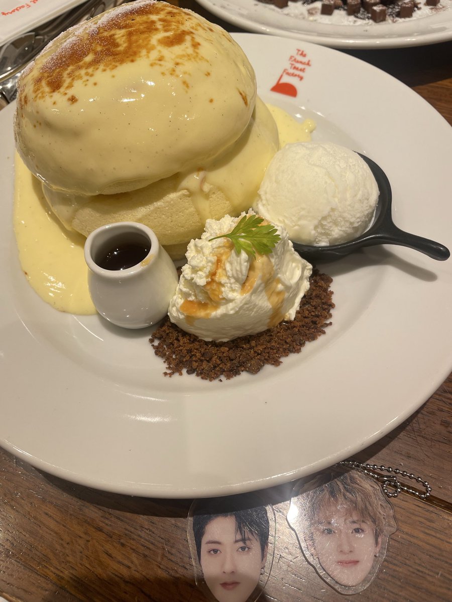 nottaqp's tweet photo. 中華街で食べ歩きするはずが。。。
マンネの支度がかかり、結局横浜駅近で腹ごしらえ🍽️
並びと焼き待ちで1時間くらいでやっとありつけたけど頼みすぎた、、、 https://t.co/Cu87EMpYNn