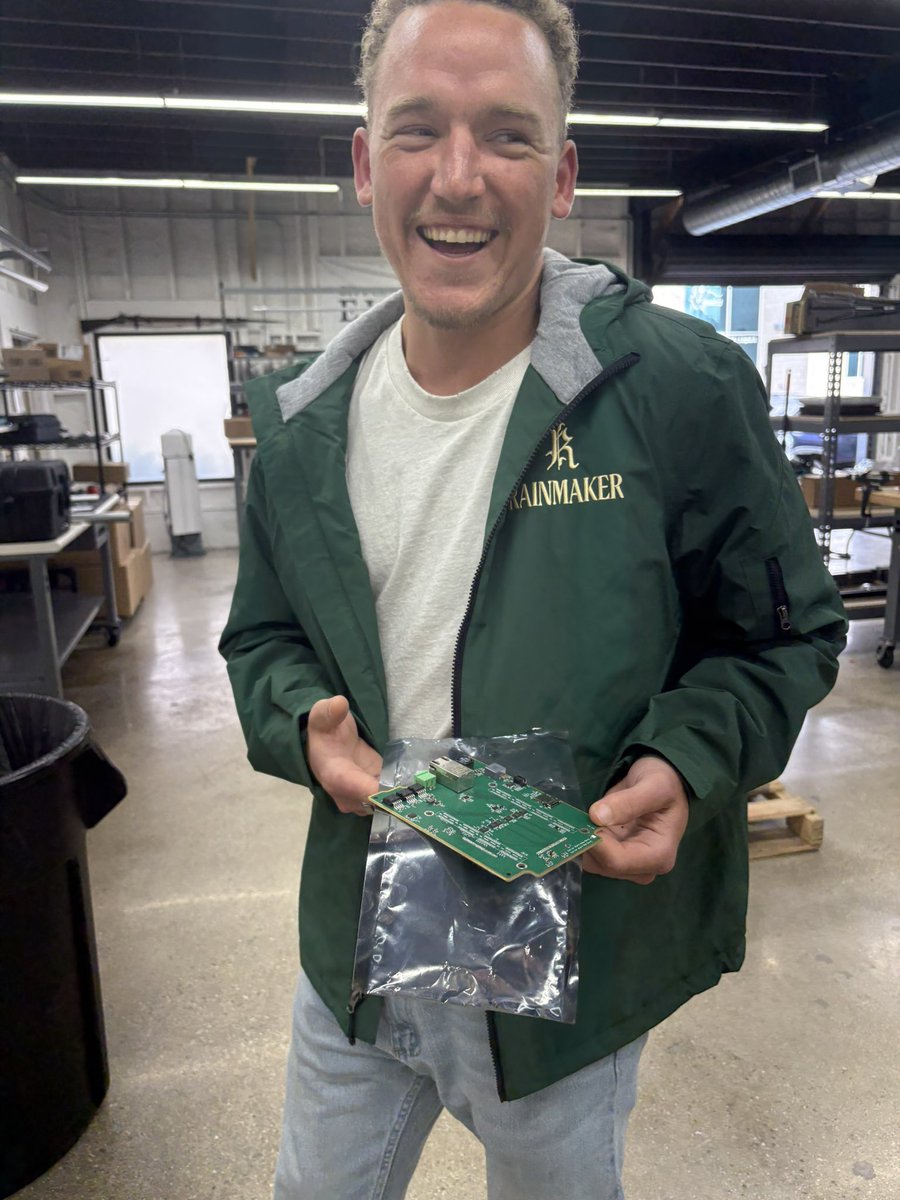 ADoricko's tweet image. Look at him. Thats my EE.

MY ELECTRICAL ENGINEER, MY RADAR SPECIALIST.

Look at him. You notice anything different about him? Look at his face.

Look at his eyes. His name is SCHULTZ