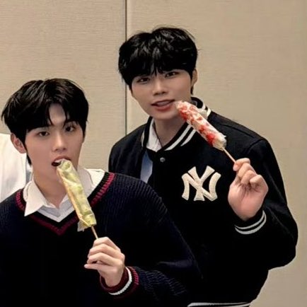 no one:
literally no one:
geontael: swapping their tanghulus 🍡🍡

plus their outfits were really high school couple-coded 🥹