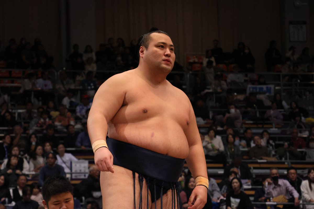 sumokyokai's tweet image. ＜千秋楽の様子＞
十両取組
朝乃山（12勝3敗）上手出し投げ　北の若（8勝7敗）
#sumo #相撲 #十一月場所 #九州場所