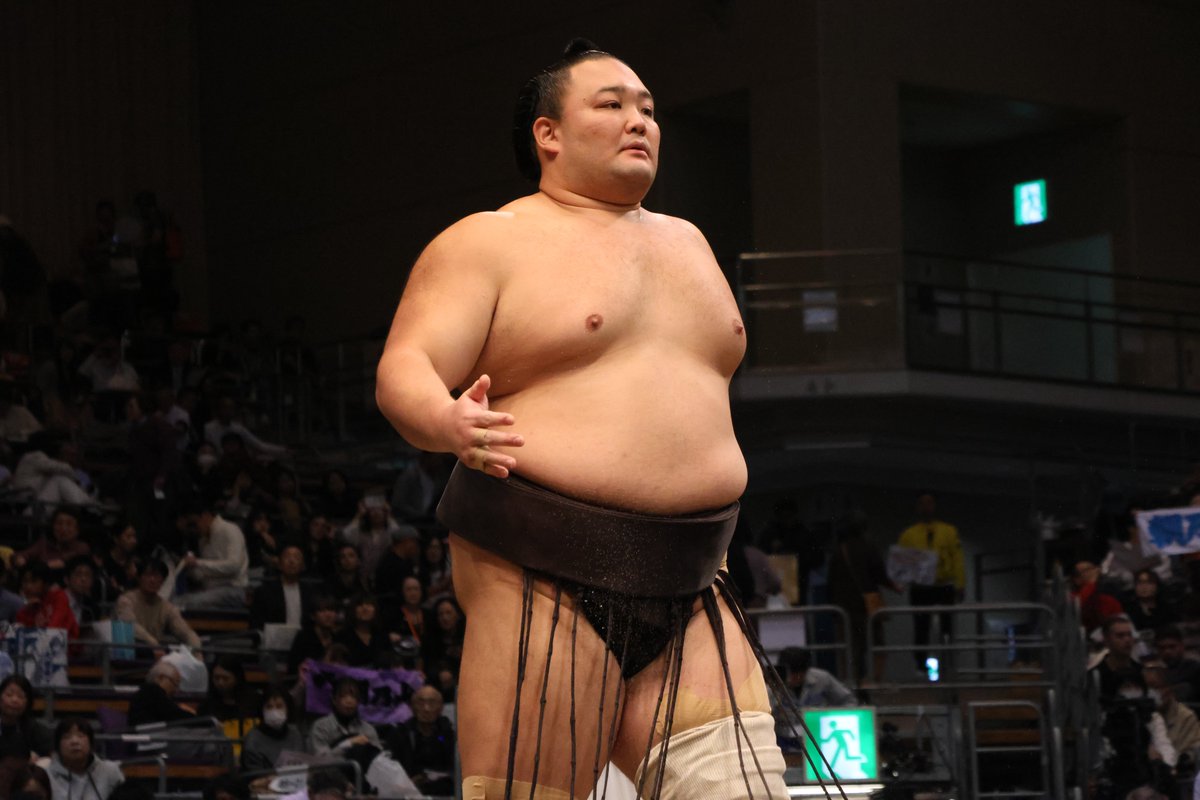 sumokyokai's tweet image. ＜千秋楽の様子＞
十両取組
朝乃山（12勝3敗）上手出し投げ　北の若（8勝7敗）
#sumo #相撲 #十一月場所 #九州場所
