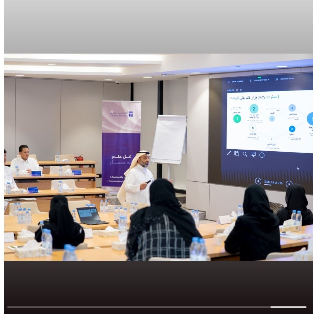 #الذكاء_الاصطناعي أصبح القوة المحركة لإعادة تشكيل سوق العمل عالميًا، حيث يهدد بعض الوظائف التقليدية لكنه يفتح في المقابل أبوابًا واسعة لفرص جديدة ومهن لم تكن موجودة من قبل.  

كيف يؤثر #الذكاء_الاصطناعي على المستقبل المهني؟

١. إعادة تعريف الوظائف: لم يعد الذكاء الاصطناعي مجرد