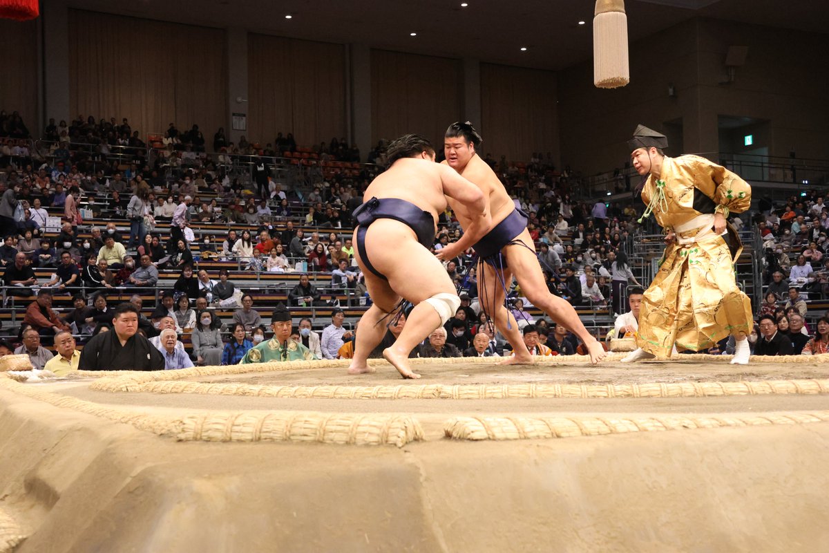 sumokyokai's tweet image. ＜千秋楽の様子＞
十両取組
十両優勝は藤島部屋の藤凌駕に決まりました。
藤凌駕（13勝2敗）押し倒し　羽出山（11勝4敗）
#sumo #相撲 #十一月場所 #九州場所