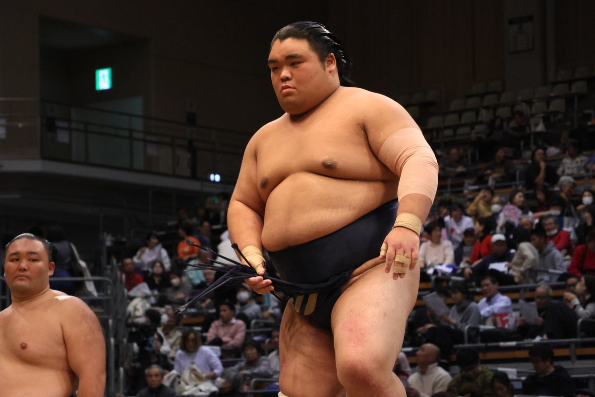 sumokyokai's tweet image. ＜千秋楽の様子＞
十両取組
十両優勝は藤島部屋の藤凌駕に決まりました。
藤凌駕（13勝2敗）押し倒し　羽出山（11勝4敗）
#sumo #相撲 #十一月場所 #九州場所