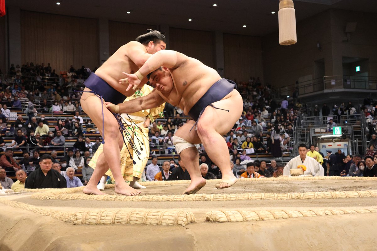 sumokyokai's tweet image. ＜千秋楽の様子＞
十両取組
十両優勝は藤島部屋の藤凌駕に決まりました。
藤凌駕（13勝2敗）押し倒し　羽出山（11勝4敗）
#sumo #相撲 #十一月場所 #九州場所