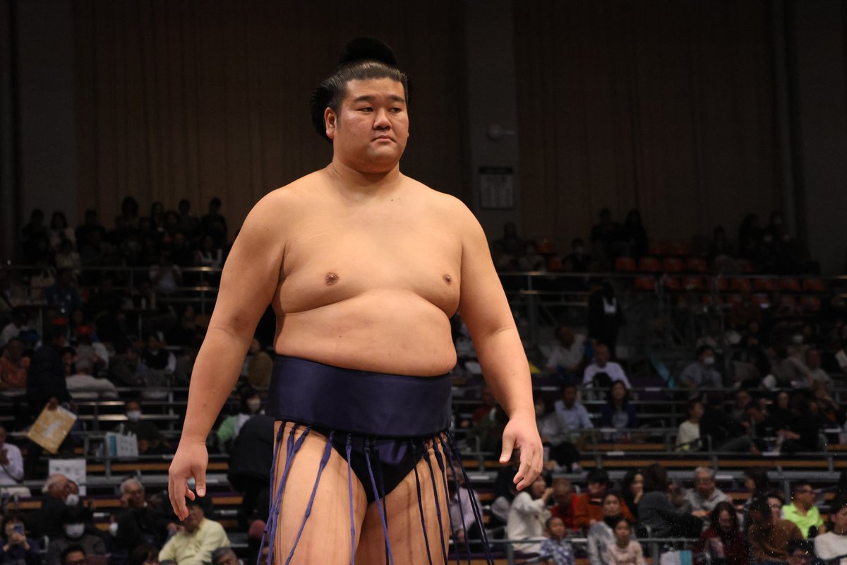 sumokyokai's tweet image. ＜千秋楽の様子＞
十両取組
十両優勝は藤島部屋の藤凌駕に決まりました。
藤凌駕（13勝2敗）押し倒し　羽出山（11勝4敗）
#sumo #相撲 #十一月場所 #九州場所