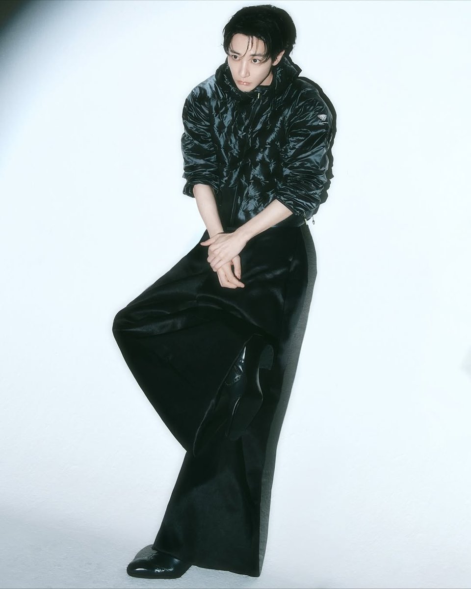 LEESOOHYYUK's tweet image. Striking a balance between light and shadow. Merging athletic apparel with a refined touch. This is my interpretation of power dressing for the season.