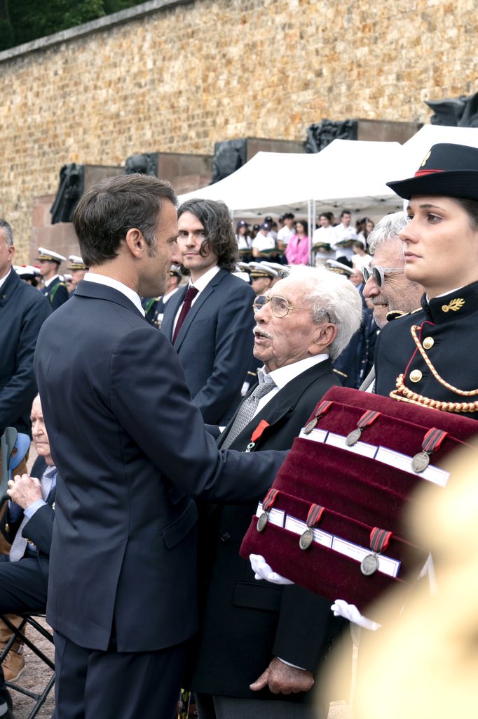 EmmanuelMacron's tweet image. Robert Birenbaum était entré en Résistance à 16 ans, aux côtés de Missak Manouchian et de Marcel Rajman. Il avait ainsi porté au plus haut la lutte pour la Liberté, l’Égalité et la Fraternité.
           
Homme de dévouement, il fut toute sa vie fidèle à cet engagement initial.…