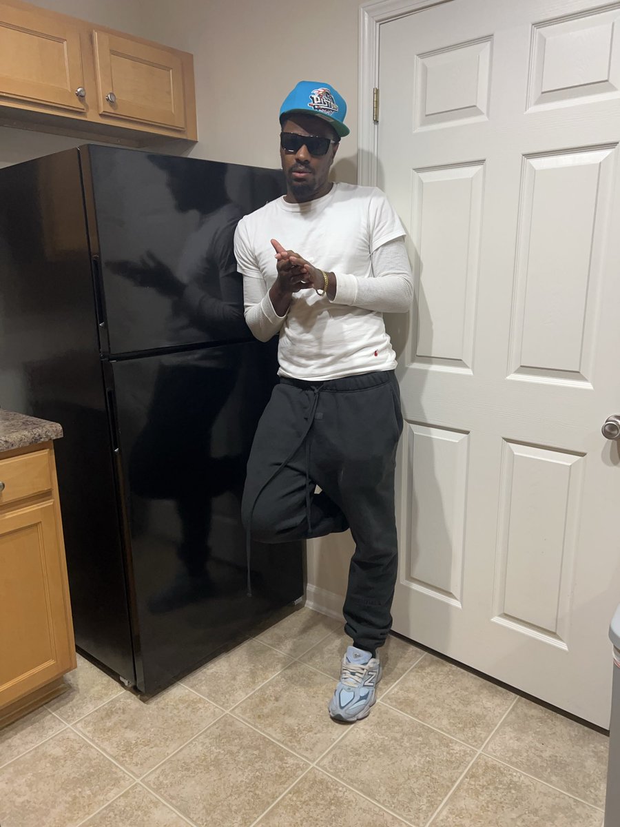 youngtrey3_'s tweet photo. Ima playa hater hater ima pimp killer killer eastside young nigga bout my skrilla 💸 champagne spilla!! https://t.co/btSg04LrF2