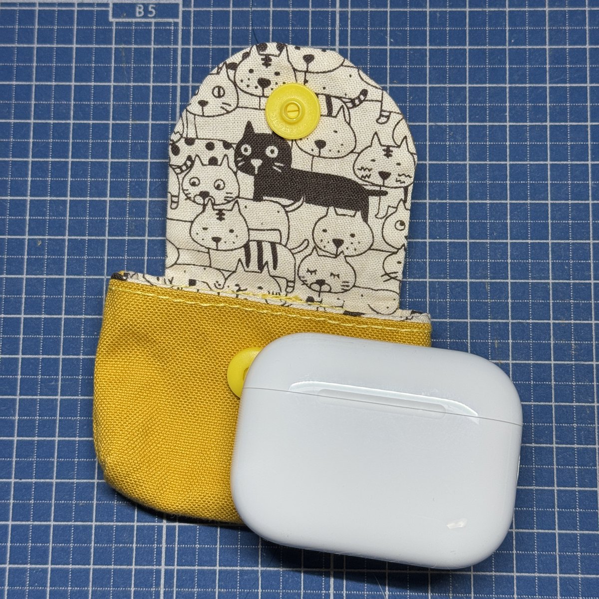 ittokudayo's tweet photo. 久しぶりのソーイング。
今日は、AirPods Pro 3のポーチを作りました。
基本的には傷防止が目的なので、入れたまま充電はできません。
久しぶりにミシン使ったので下手くそになってる。(汗
ソーイング
#ミシン
#ミシン男子
#babylock
#ExcimproEP9400LS極
#ベビーロック
#エクシムプロ9400LS極 https://t.co/lEO9UIxLRY