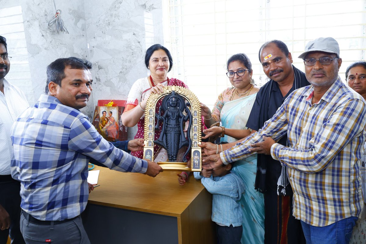 Prashanthi_VPR's tweet image. కోవూరు నియోజకవర్గ ప్రజలకు నాణ్యమైన ఆరోగ్య సేవలు అందించాలనే లక్ష్యంతో కోవూరు మండలం నందలగుంటలో దేవాస్ సూపర్ స్పెషాలిటీ హాస్పిటల్ ప్రారంభోత్సవ కార్యక్రమంలో పాల్గొన్నాను. 

ఈ సందర్భంగా దేవాస్ సూపర్ స్పెషాలిటీ హాస్పిటల్ యాజమాన్యానికి నా హృదయపూర్వక శుభాకాంక్షలు!…