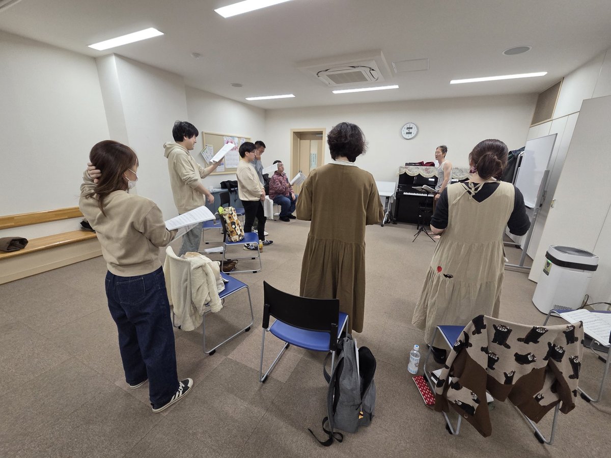 chorus_mizunoke's tweet image. 11/22(土)

外声の出席率がよい日でした（笑）
組曲から2曲を重点的に練習😀
同じミスを繰り返していつまでも直されている、なんてこともしばしばあり😑いつもの優しい言い方でありながらズバリ指摘され、指揮者にも伝わるほど緊張しながら歌いました😅
日々の復習、大事😇