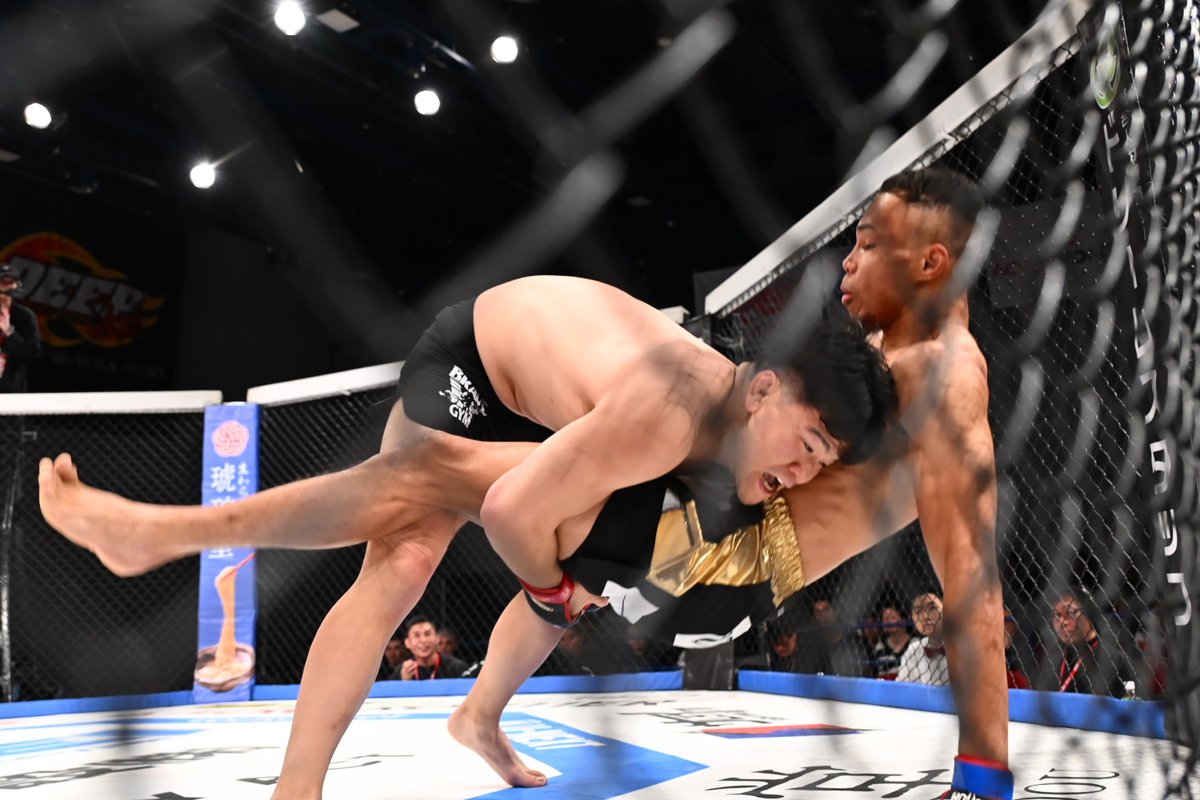 boutreview's tweet photo. DEEP 11.23 ニューピア（レポ）：元Krush王者アニンタ・アリ、MMA初戦は中谷優我に寝技で攻め込まれ判定負け。阿部大治・赤沢幸典が1R勝利 https://t.co/WyvnKqAUlA https://t.co/BBMHJGjfxG