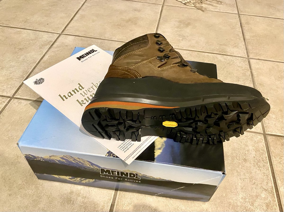 Annabaesle's tweet photo. Auf der Wanderwoche #Iseosee zerbrach die Sohle d Bergstiefels nach 15Jahren - GsD während des Abstiegs auf der letzten Wanderung.
Rücksprache im Sportgeschäft:
neuer Schuh kostet 259€, neue Sohle direkt bei #Meindl 105€.
Und nun schaut: ein im Grunde neuer Schuh!
👇🧵Thread https://t.co/1uGAV6KoY2