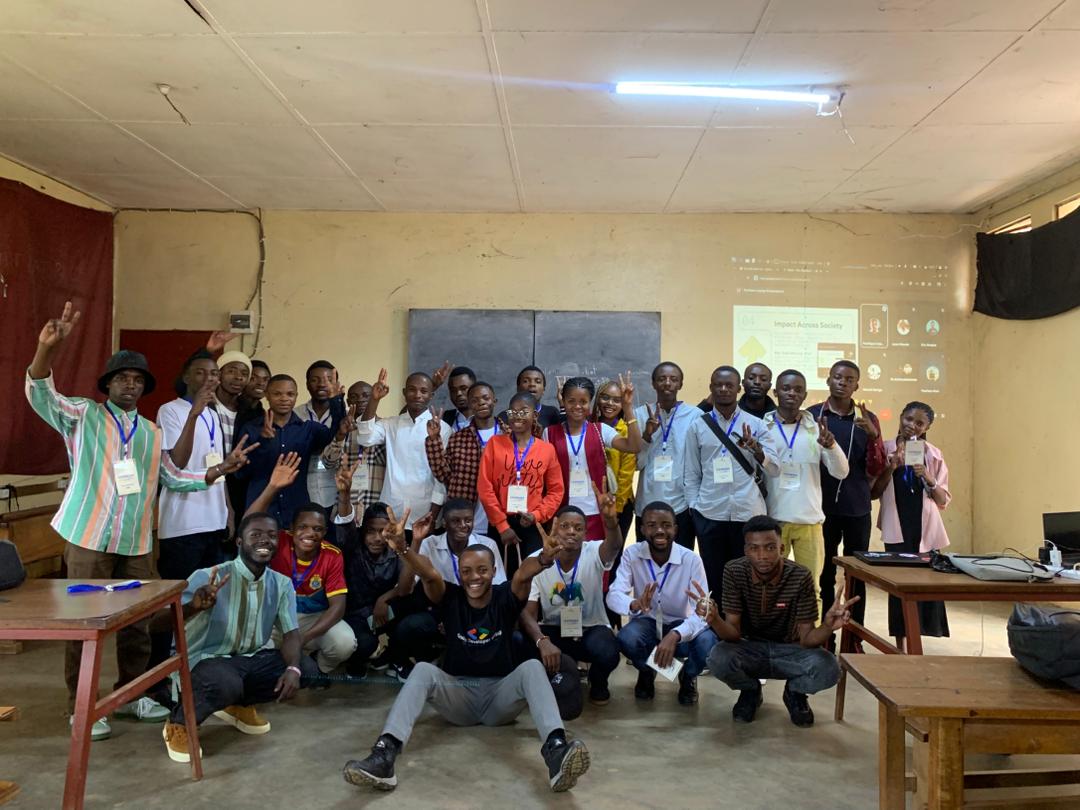 Akili_H56's tweet image. Je suis Akili Bashimbe Hilaire, étudiant à l’ISP Bukavu et membre du *GDG on Campus*.  
Aujourd’hui, j’ai commencé le Learning Challenge, un programme de 3 mois organisé par GDG ISP Bukavu.  
 c’était une super première journée ! 💪  
#GDG #LearningChallenge #MobileDev #ISPBUKAVU