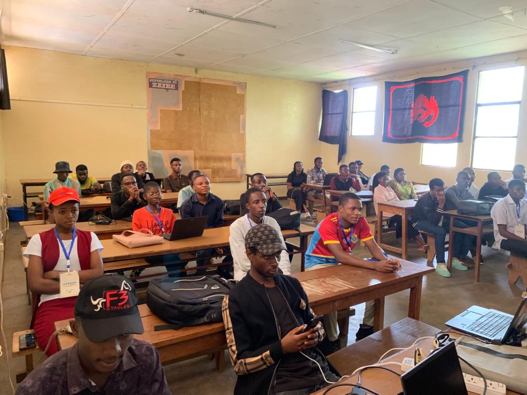 Akili_H56's tweet image. Je suis Akili Bashimbe Hilaire, étudiant à l’ISP Bukavu et membre du *GDG on Campus*.  
Aujourd’hui, j’ai commencé le Learning Challenge, un programme de 3 mois organisé par GDG ISP Bukavu.  
 c’était une super première journée ! 💪  
#GDG #LearningChallenge #MobileDev #ISPBUKAVU