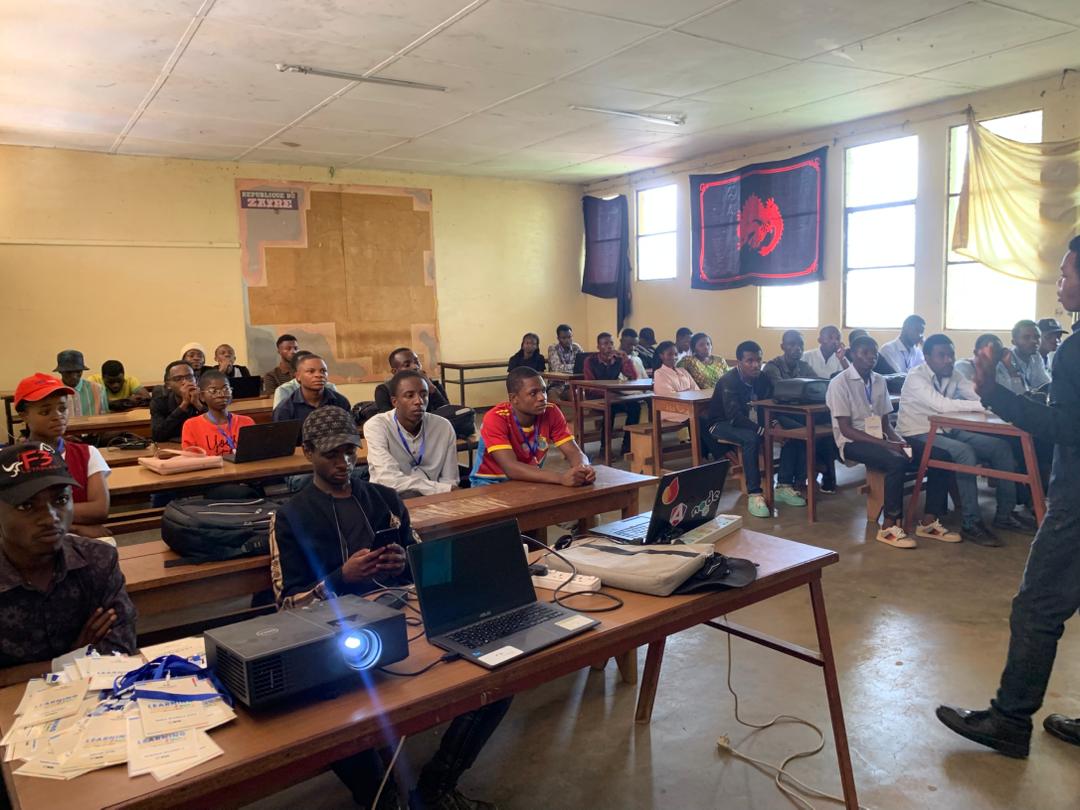 Akili_H56's tweet image. Je suis Akili Bashimbe Hilaire, étudiant à l’ISP Bukavu et membre du *GDG on Campus*.  
Aujourd’hui, j’ai commencé le Learning Challenge, un programme de 3 mois organisé par GDG ISP Bukavu.  
 c’était une super première journée ! 💪  
#GDG #LearningChallenge #MobileDev #ISPBUKAVU