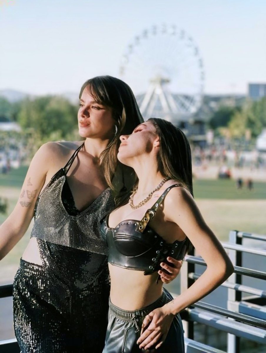 slp_juliantina's tweet image. Hace un año del FlowFest donde esperábamos el famoso reencuentro 
Y hasta Coca-Cola Haciendo promo del ship #Garime 🥹🤧 
Aquí ya empezábamos a sentir pasos en la azotea y no nos queríamos dar cuenta 😮‍💨 
#KarimePindter  
#GalaMontes