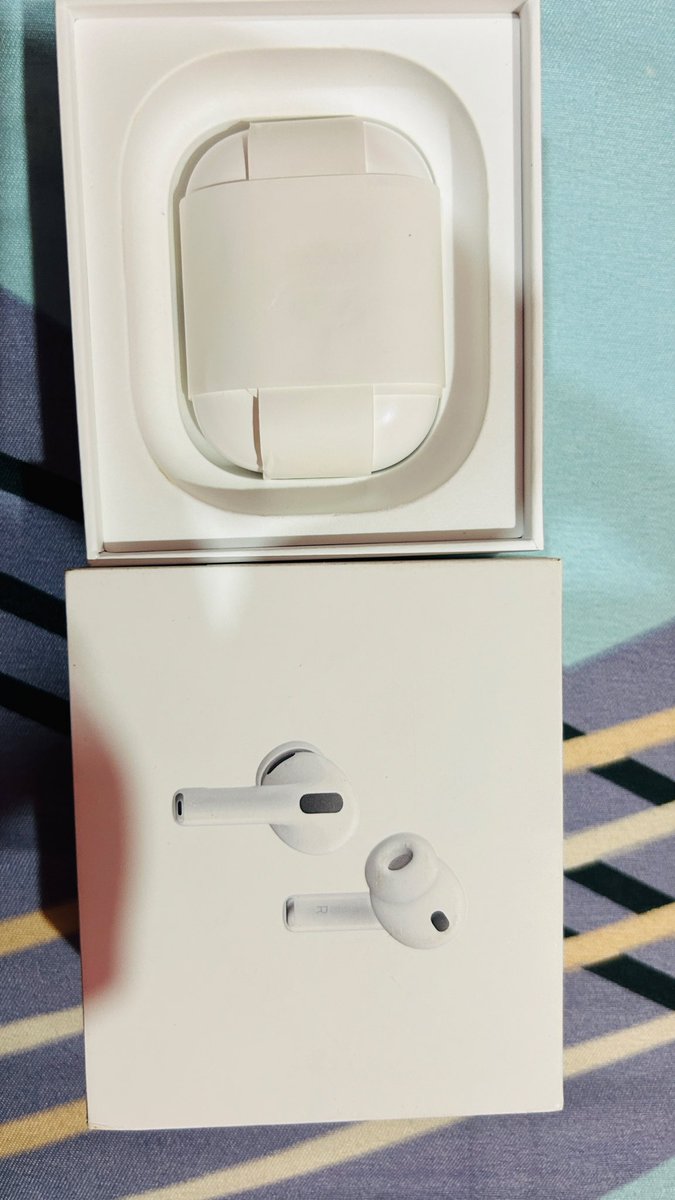 iamRjt's tweet photo. I’m extremely disappointed with @amazonIN . I ordered Apple Earbuds (Order ID: 402-5725699-9065901) worth ₹25,000, but I received a used/duplicate product. I immediately raised a complaint and requested pickup. https://t.co/26MhW6OIeh