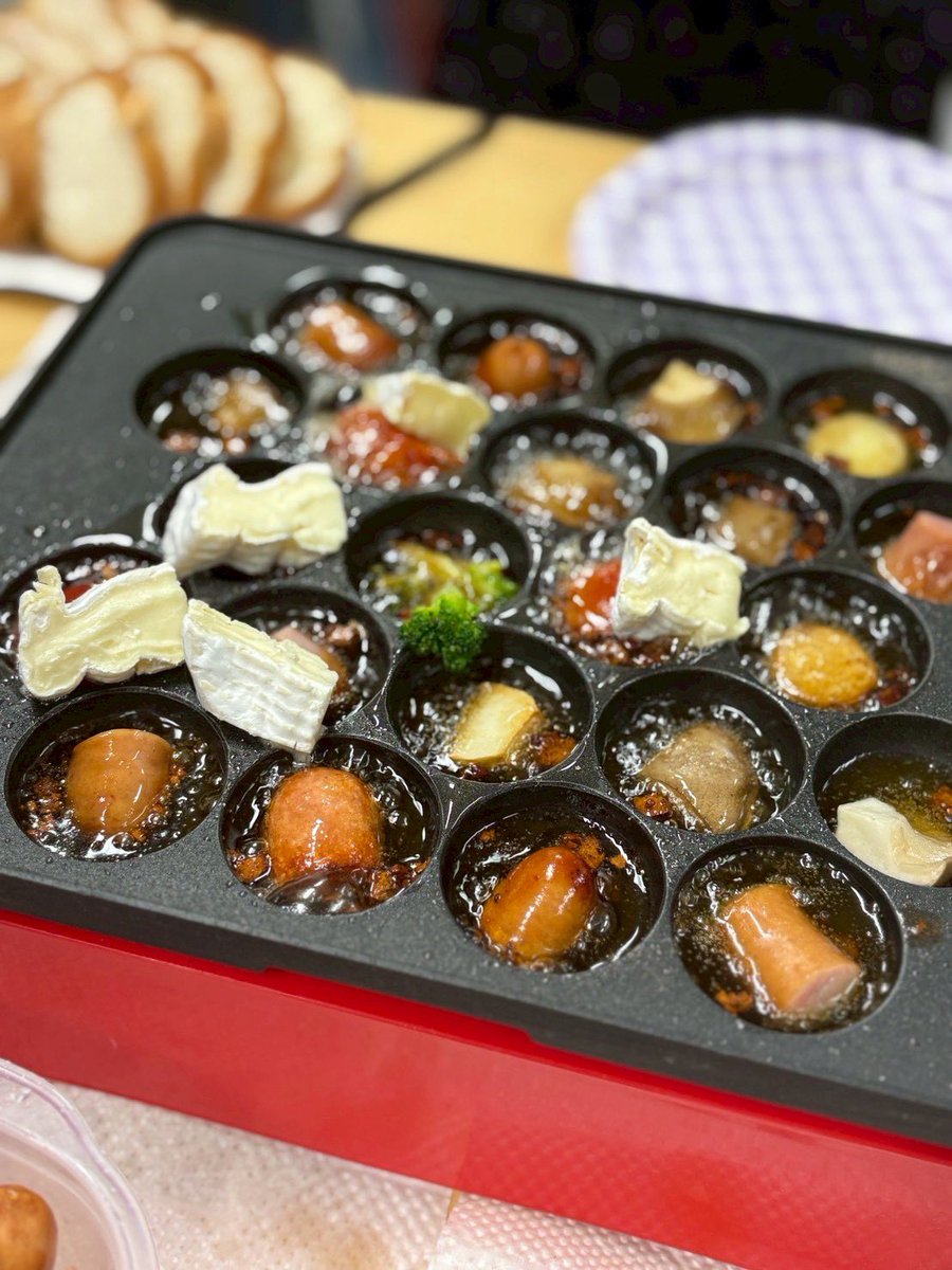 NishiLab_DSB's tweet photo. 先生の誕生日パーティー🎉🥳
今年のプレゼントはおちょこ🍶です。
先生にはとても喜んでいただけました！

アヒージョ🍄‍🟫🧀やローストビーフ🥩など、
どの料理もめちゃめちゃ美味しかったです。
たこ焼き機でアヒージョは意外とアリでしたよ。またやりたいです！
先生、今年も健康でいてください！ https://t.co/DnPTsN0jVU