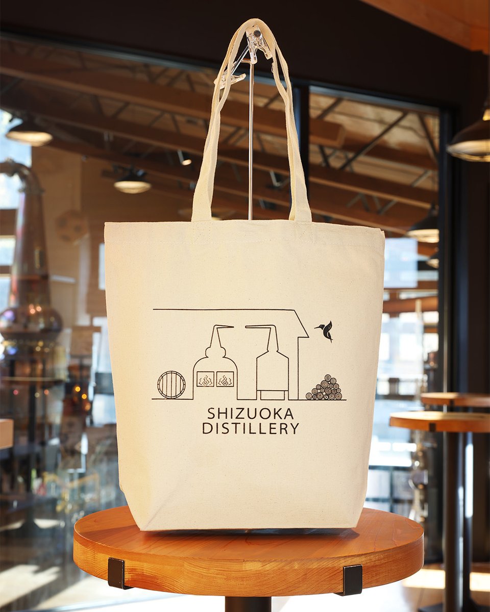 gaiaflow's tweet image. 静岡蒸溜所ショップで販売中！蒸溜所デザイントートバッグ✨
お買い物やサブバッグ使いにぴったり。
ショップは通年オープンしていますので、お気軽にお立ち寄りください。
見学ツアーも好評開催中！
詳細はこちら
shizuoka-distillery.jp mtbrs.net/ps_gaiaflow_TO…