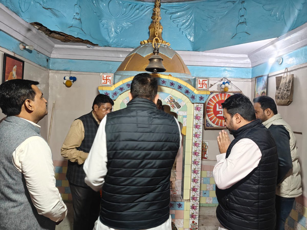 RajanAroraAAP's tweet photo. आदरणीय श्री @ipathak25 जी के साथ वाल्मीकी मंदिर, नारायाणा गाँव में भगवान वाल्मीकी महाराज के दर्शन कर आशीर्वाद लिया और वहीं से बाइक रैली के लिए प्रस्थान किया।
अब समय है विकास चुनने का… काम चुनने का… झाड़ू को चुनने का!
#AamAadmiParty #RajanArora #BikeRally #Naraina https://t.co/ValdlBSizF
