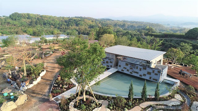 n_hotline_en's tweet image. [Japanese Tourism] Lose the map at 農園ガーデン空 - a farm turned secret garden: pick your breakfast at dawn, sip tea under open sky, wander paths that surprise. Ready to discover?