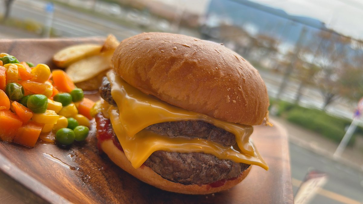 いいお天気☀️
ダブルチーズバーガーあります！
店内2階でもテイクアウトでも！！
#ウミノネコーヒー焙煎所
#スペシャルティコーヒー
#下関ランチ