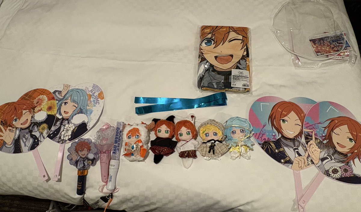 昨日撮ったホテルの写真 ペンライト3つに、スバルのタオルにうちわ4