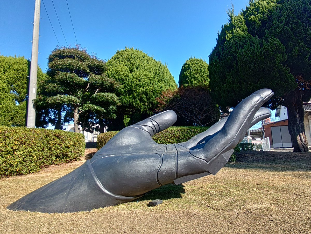 suenaga_h's tweet image. このたび宇部新川駅前に設置されたエヴァの手を観てきた。
家族連れが子供を乗せて写真撮影してるから手のひらは足跡だらけだ（笑）

#ガンプラジオ
#エヴァンゲリオン
#宇部新川駅
#エヴァ初号機
