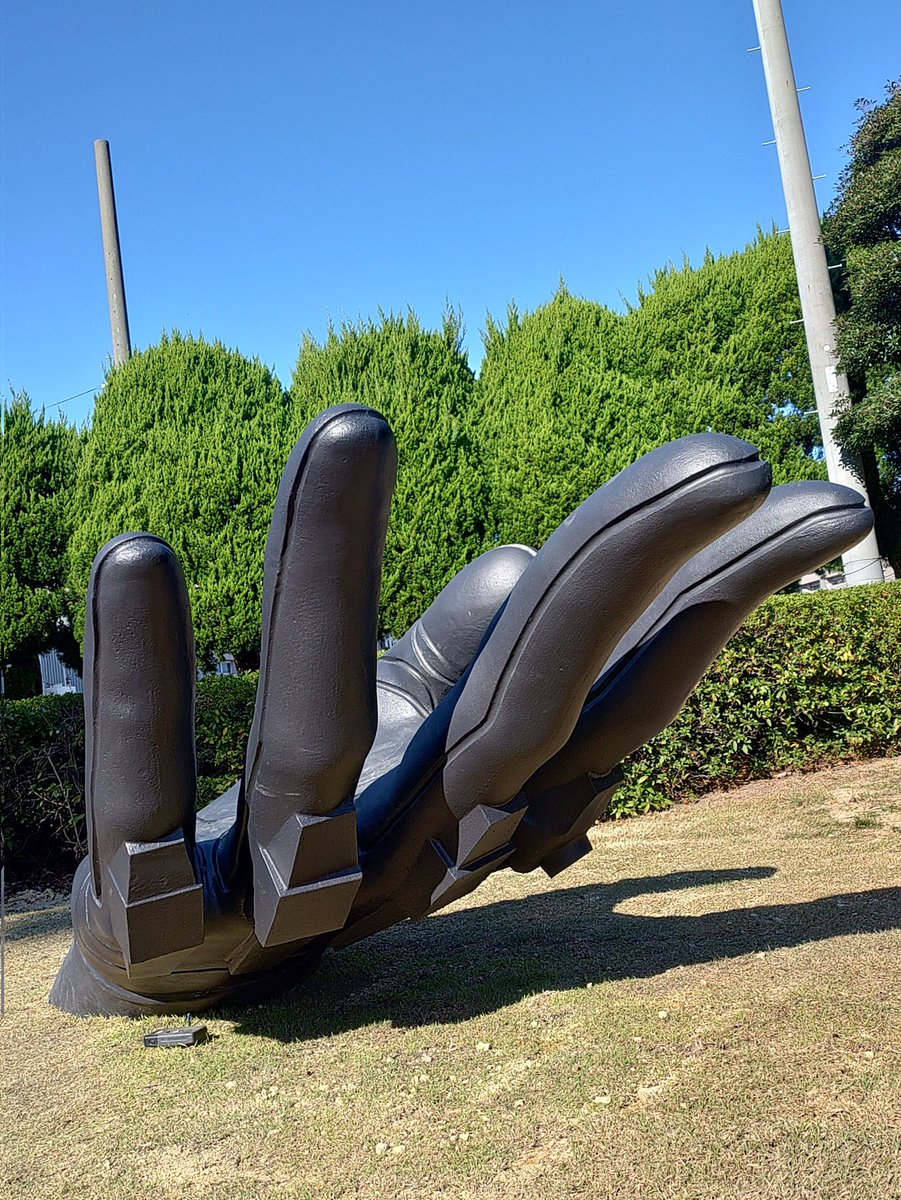 suenaga_h's tweet image. このたび宇部新川駅前に設置されたエヴァの手を観てきた。
家族連れが子供を乗せて写真撮影してるから手のひらは足跡だらけだ（笑）

#ガンプラジオ
#エヴァンゲリオン
#宇部新川駅
#エヴァ初号機