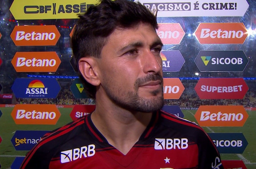 CentralFlaNacao's tweet photo. "Eu acreidito que não tem melhor motivação do que jogar com essa camisa. Todo ano estamos brigando por coisa importante. Agora é pensar jogo a jogo. Antes da Libertadores ainda temos um jogo importante, então temos que estar preparados para isso. A gente sabe que no Brasil tem muito jogo, e a gente não vai jogar no mesmo ritmo todo o ano. A gente tem um elenco incrível e a gente tenta fazer o que treina. Pensamos só em nós, em buscar a vitória, independente do que acontece em outro jogo (jogos do Palmeiras)."