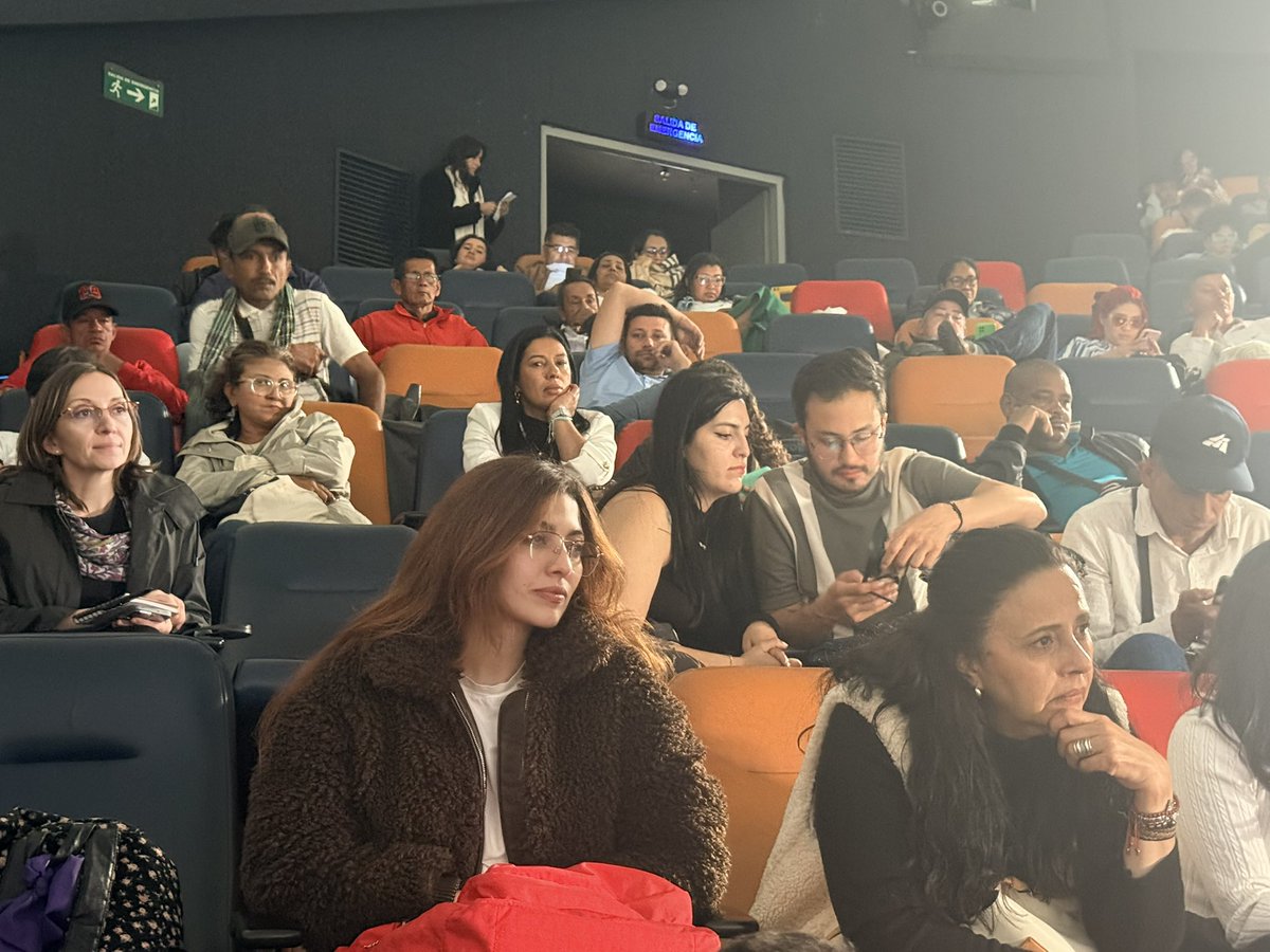 UAcuerdoPaz's tweet image. #Agenda📝| El miedo a la estigmatización… el cambio de las armas por la palabra… con estas palabras respondieron las mujeres firmantes de paz a la pregunta ¿ Cuál fue el mayor reto tras la firma del #AcuerdoDePaz?durante conversatorio llevado a cabo por la @ARNColombia. 🧵 1/3