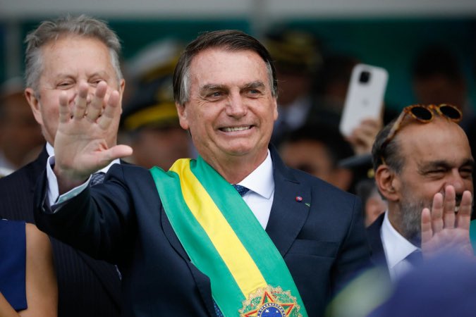 CarlosBolsonaro's tweet image. - Siga as redes sociais do Presidente @jairbolsonaro para fortalecer ainda mais sua voz e mostrar que, mesmo preso, sendo assassinado e censurado, suas mensagens continuam mais atuais do que nunca. Compartilhe, divulgue e não permitamos que apaguem a verdade:…