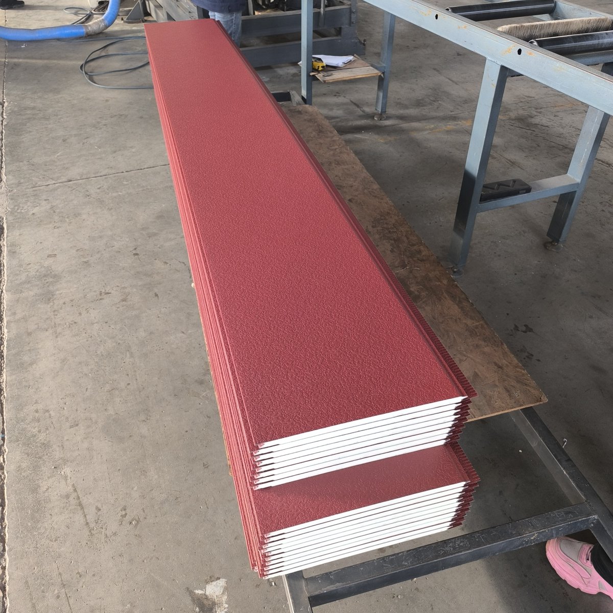 kaweiying's tweet image. Red brick elastic coating flat pattern PU metal siding panel with polyurethane foam core material. 1.38.3cm width/ 3.8m length WhatsApp:+86-13105446850 Email:kaweiying@gmail.com  #sandwichwallpanel #metalsidingpanel #pusandwichpanel #lightsteelvilla #prefabhouse