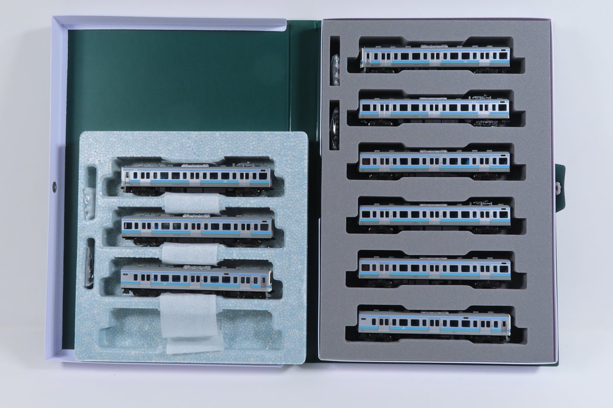 kato_team's tweet image. 🏔️日本アルプスに映る色🔵
長野県の豊かな自然をイメージしたアルパインブルーが特徴的な「211系長野色」もご紹介。新規の3000番台の床下はもちろん、車端部幕板ビードなど0番台との違いを作り分け。長野・山梨から東京の立川でも活躍する同車をぜひお手元に！
katomodels.com/product/n/211_……