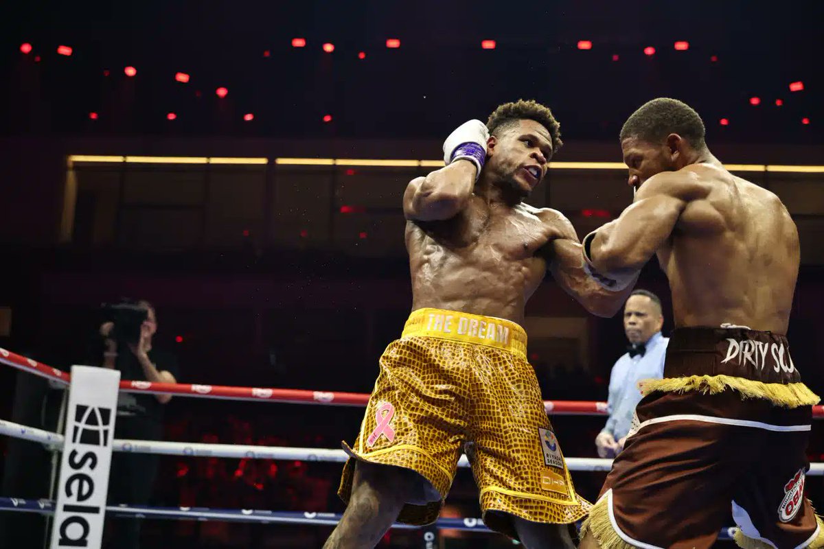 Felicidades a Devin Haney quien se convierte en campeón mundial en 3 divisiones al derrotar al campeón mundial Brian Norman Jr. por amplia DU. Haney lucio muy bien en su debut en peso Welter y adquiere el titulo OMB. 
#Boxeo #NoticiasBoxeo #BoxingStuds #DevinHaney #BrianNormanJr
