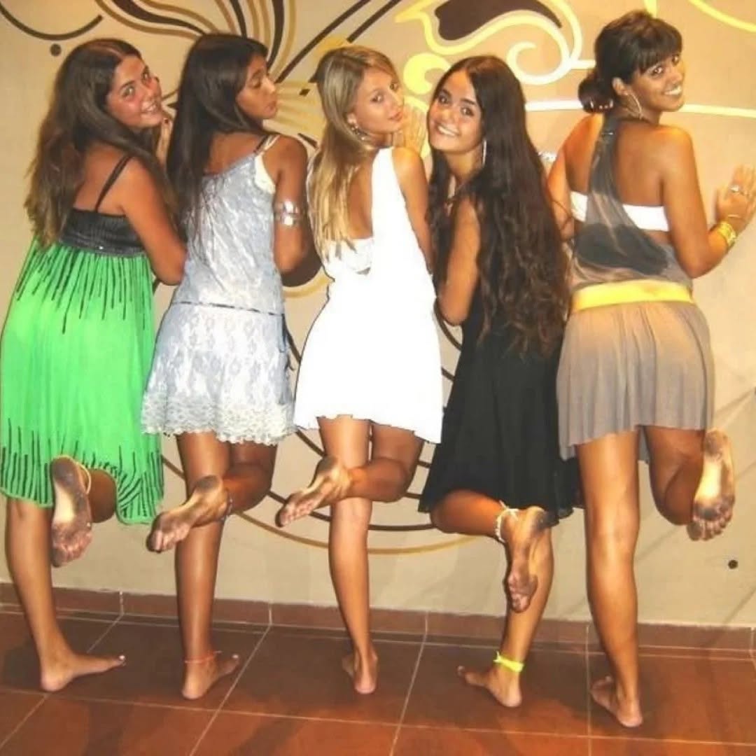 Dirty birds
#feet #foot #stopala #noge #piedi #Füßen #Füße #stopala #Fuß #pé #pés #pied #ноги #足 #脚 #पैर #dirtyfeet #soles #dirtysoles #sexyfeet #softfeet #femalefeet #barefoot #publicfeet