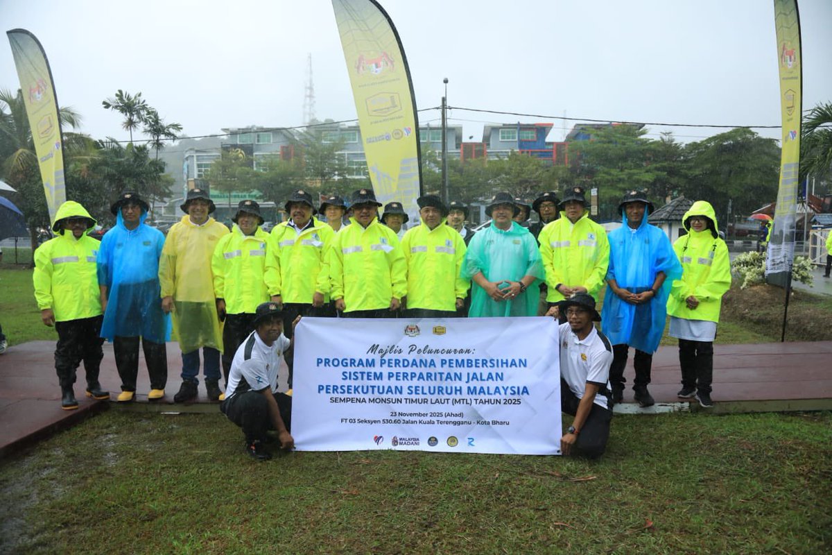 KUALA TERENGGANU, 23 NOVEMBER 2025 – YBhg. Dato’ Sri Ir. Roslan Bin Ismail, Ketua Pengarah Kerja Raya telah melancarkan Program Perdana Pembersihan Sistem Perparitan Jalan Persekutuan Seluruh Malaysia sempena Monsun Timur Laut (MTL) 2025. Program ini melibatkan JKR Ibu Pejabat,