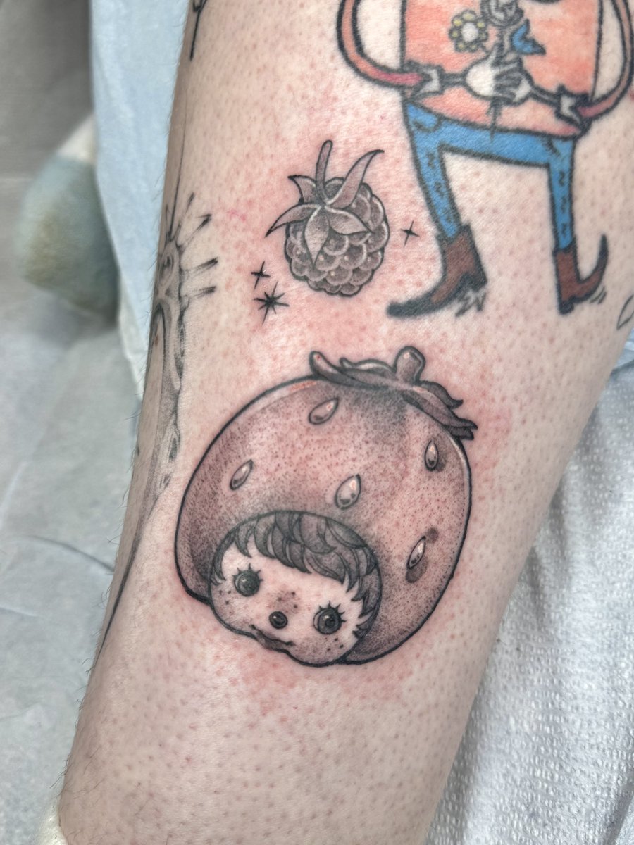 strawbirdi's tweet image. tattoos from Boone ᨒ🏔️🍃 done @ HenKitty Studio