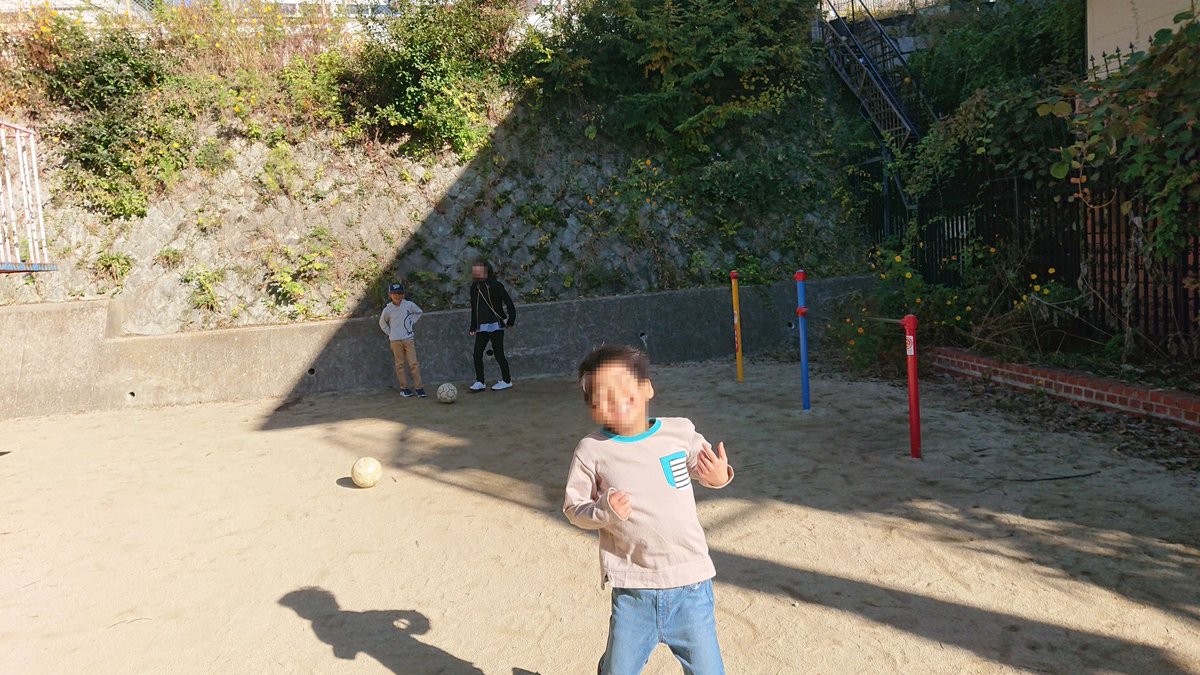 【ゴーーーーール！！】

朝８時から公園でサッカー⚽

なんとキーパーには妻が抜擢

簡単にシュートが決まるので
次男も三男もおおよろこびです(笑)